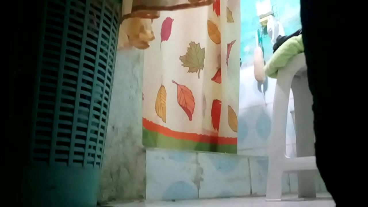 Tia desnuda en la ducha