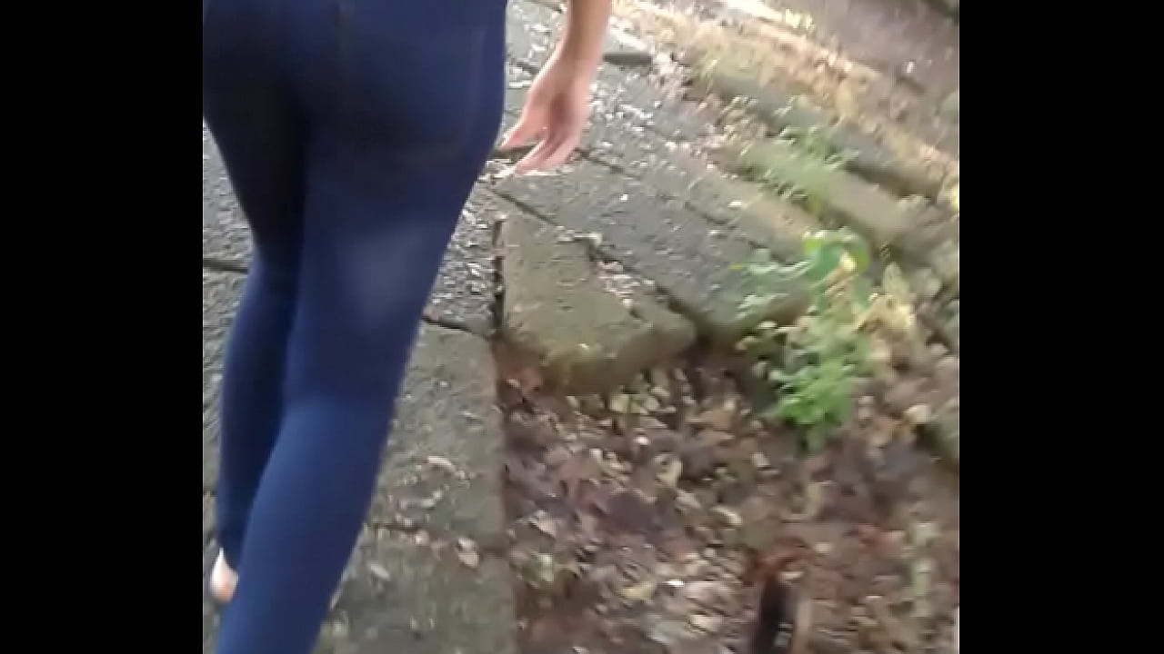 nice booty walking by in tight jean gostosa