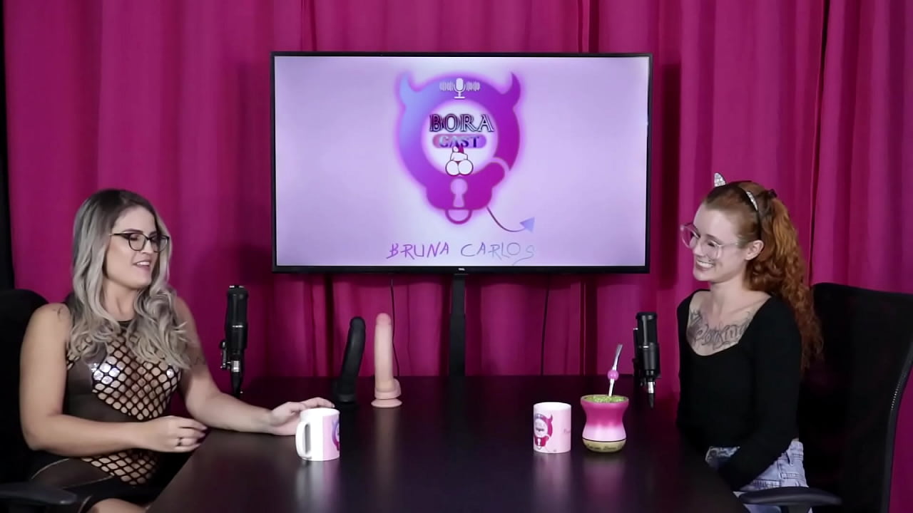 Duas safadas se beijam e ficam peladas, mostrando os peitos e a buceta - Dracaryssg (SHEER/RED)