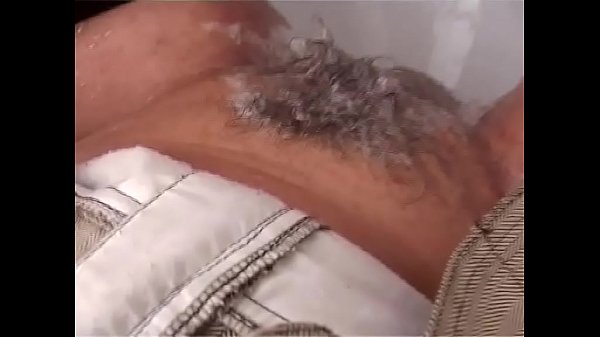 Figliastro si masturba in bagno, la mamma lo scopre e lo aiuta a sborrare