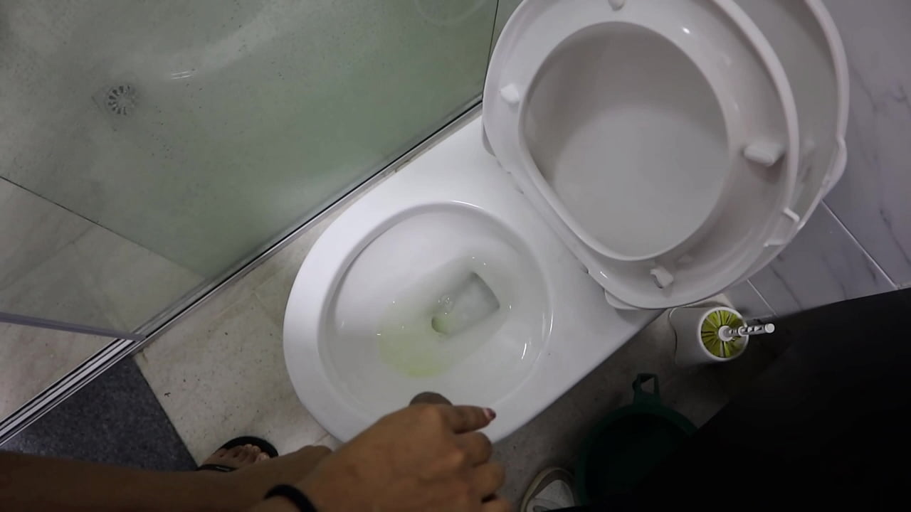 Mi amiga coge mi verga mientras habla con su novio