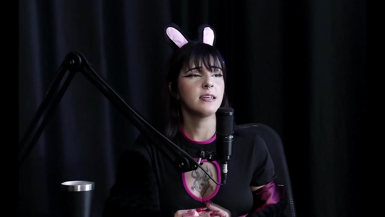 &Eacute; ninfoman&iacute;aca e se masturba duas vezes, gozando com facilidade, al&eacute;m de ser submissa, gostar de spanking e ter fetiches com facas - Yummi Paradise (SHEER/RED)