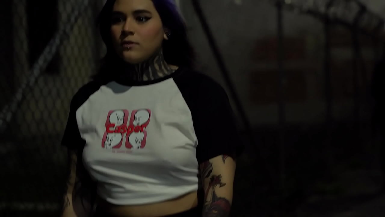 Gotica Culona es atrapada en la calle por Ghost Face para sexo rudo de halloween