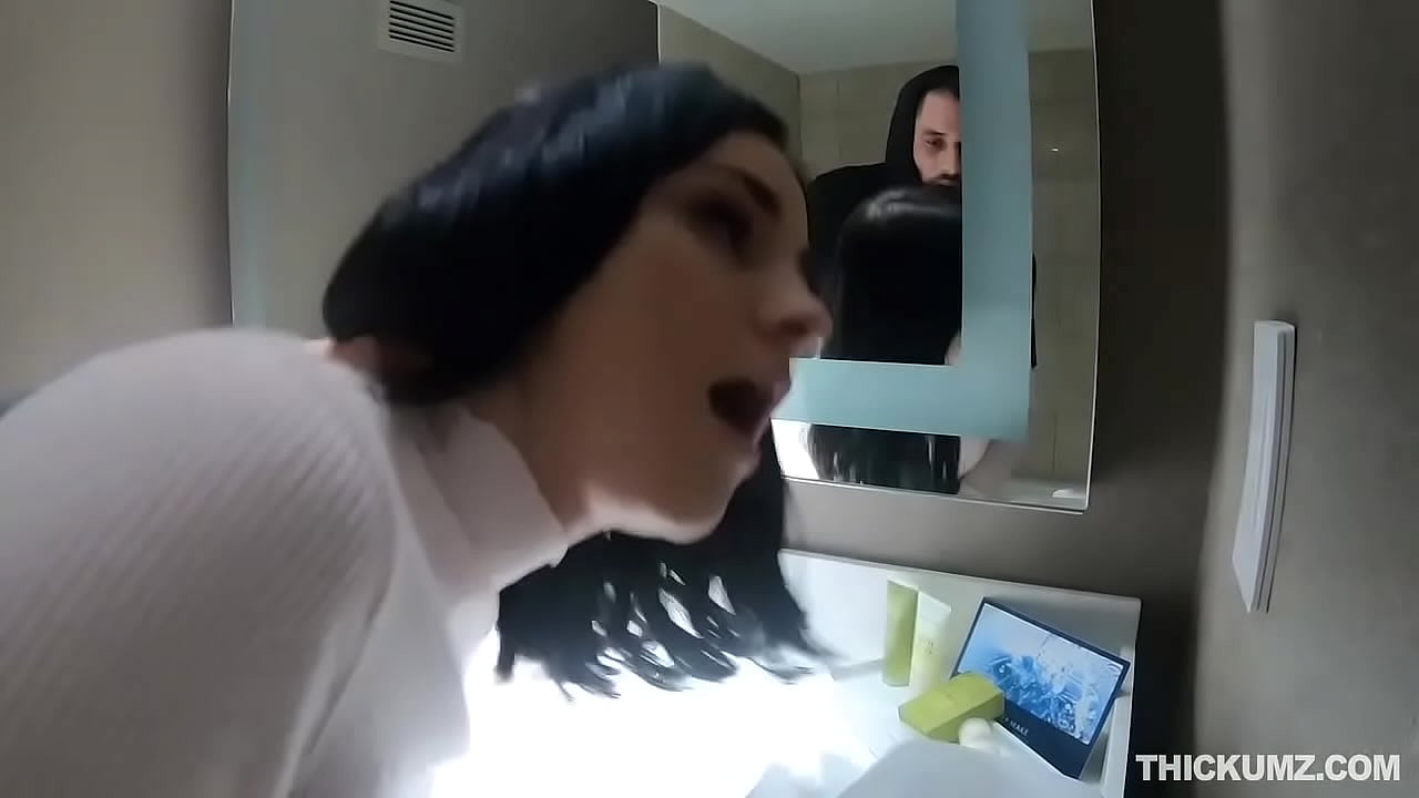 Thicc ass teen cutie picks up stranger for quickie