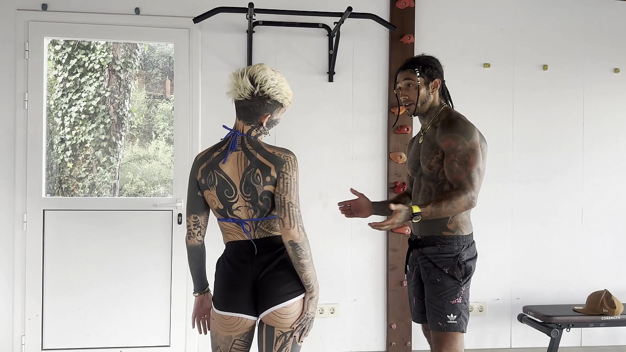 Sexy tattooed fresa came to training session
