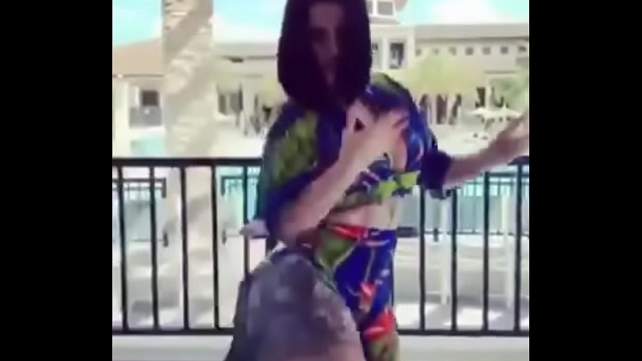 Culona mueve rico las nalgas