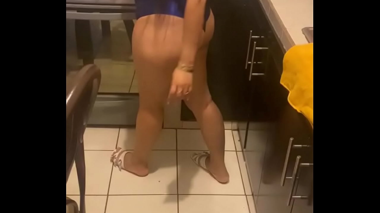 En la cocina muy sexy para empezar el d&iacute;a bien