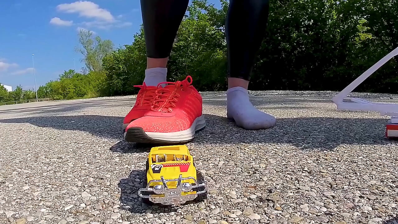 Gigant crushes crush Trample 9 toy cars shoeplay foot crash the cars destroyed, kicked, trampled, kicked, trampled, crushed,