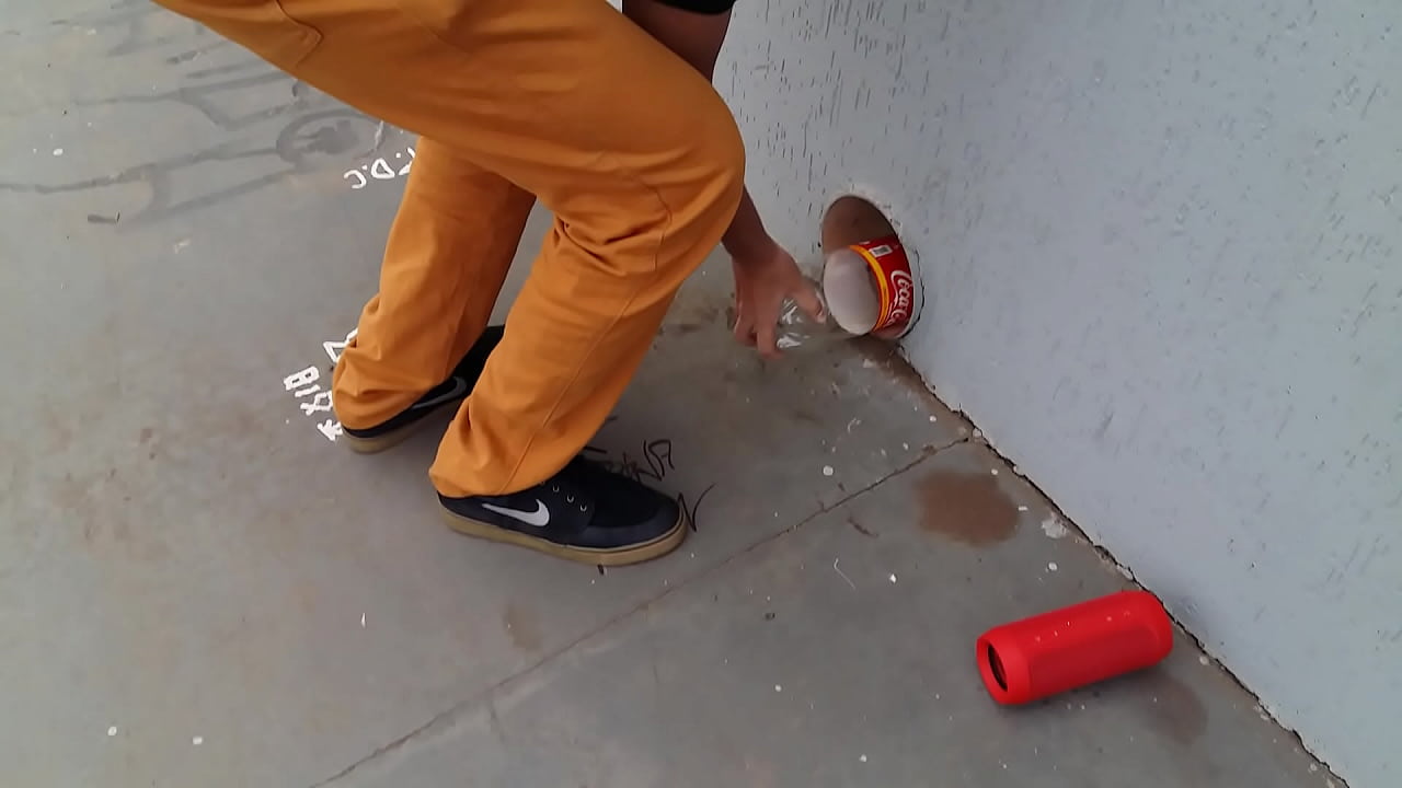 Neg&atilde;o arrombando o cano