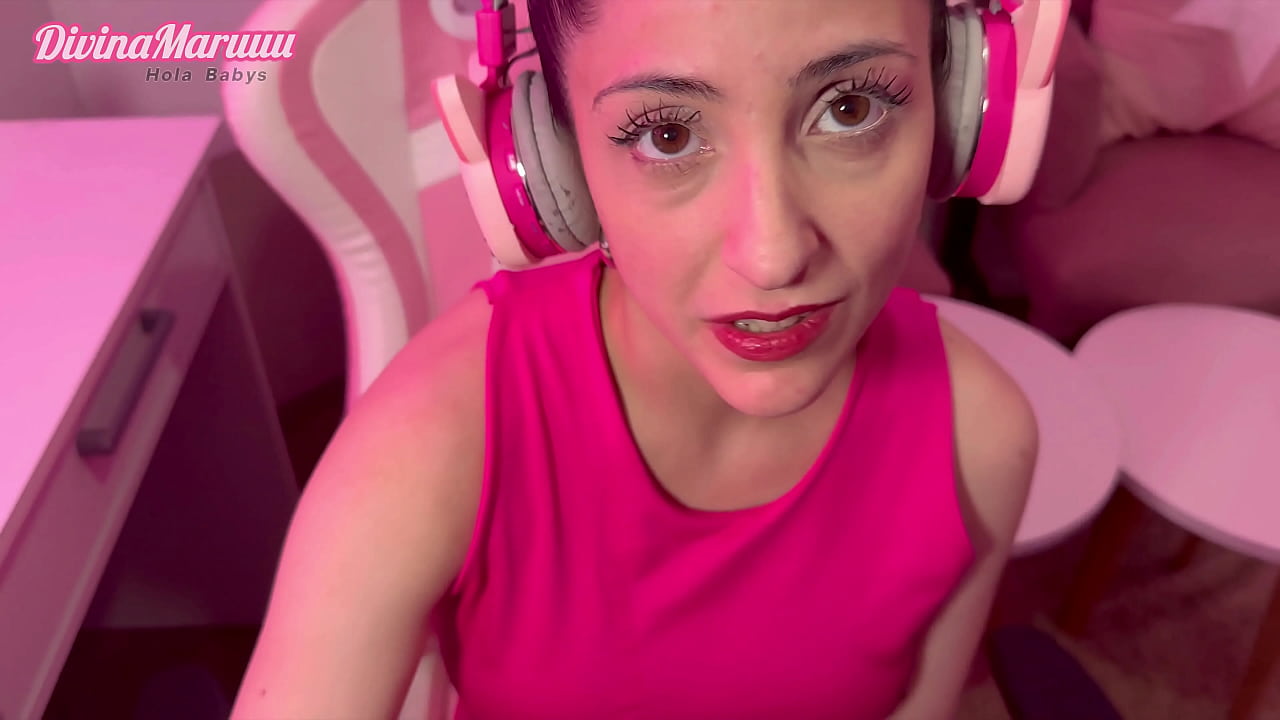 Mi Hermanastro me Sorprende mientras juego Videojuegos y me hace un Creampie - DivinaMaruuu