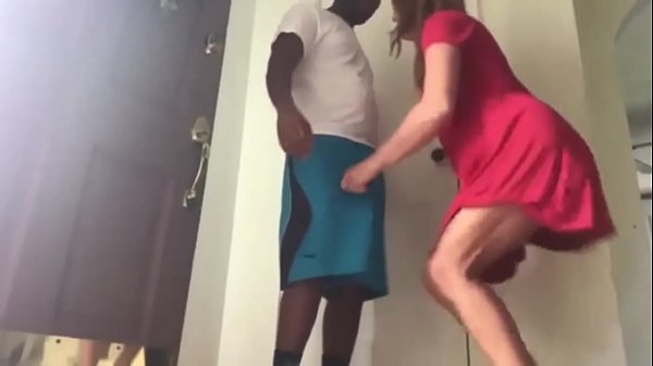 Sie filmt sich selbst, wie sie Black Nut saugt