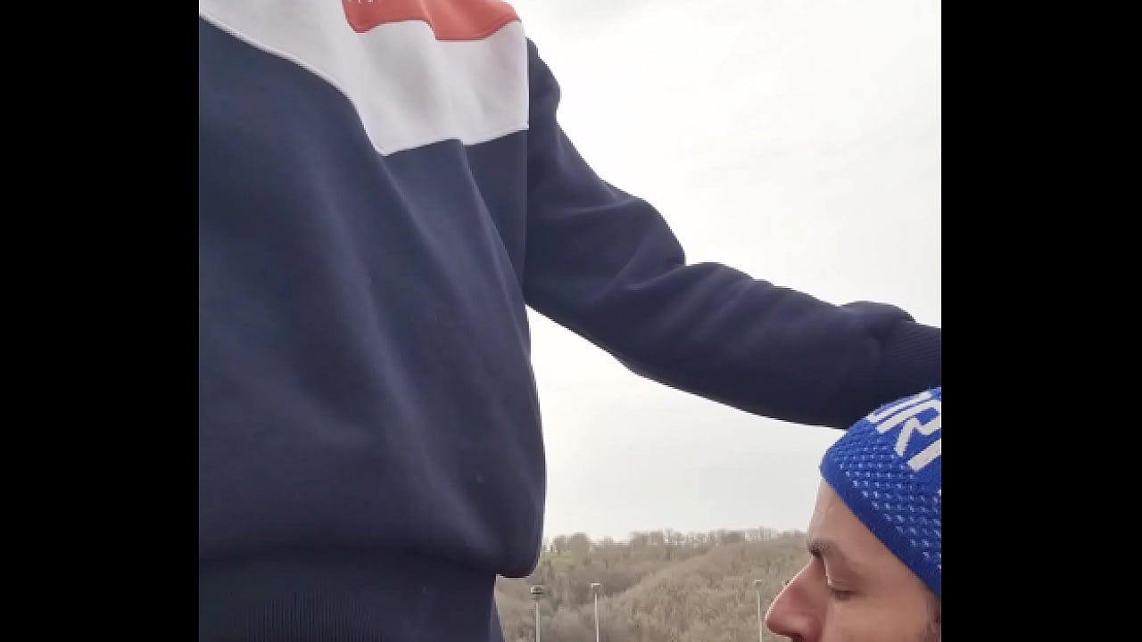 A guy sucks a big cock that ejaculates a big dose of sperm un his face outside