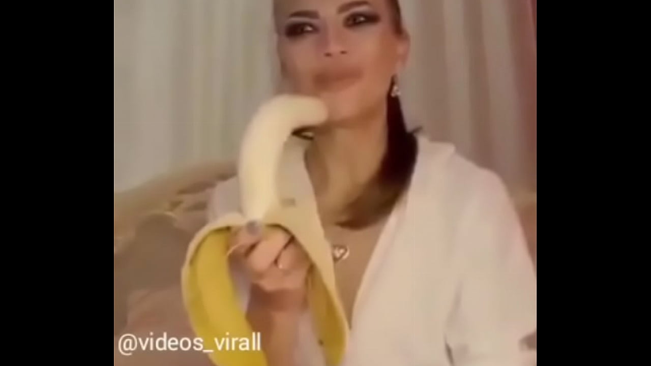 Chupando uma banana inteira