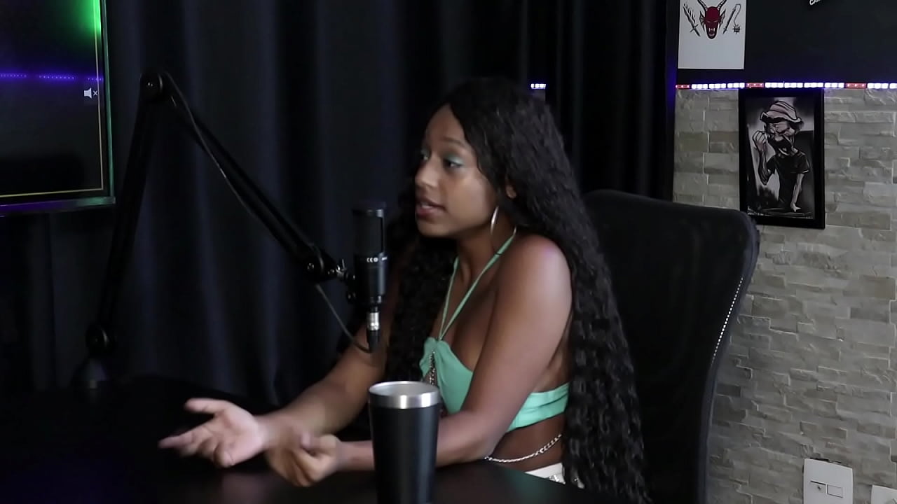 J&aacute; fez v&aacute;rias menage, a personalidade lhe atrai, estranhou porque n&atilde;o estava sendo comida, disse como come&ccedil;ou - Vicky Menage (SHEER/RED)