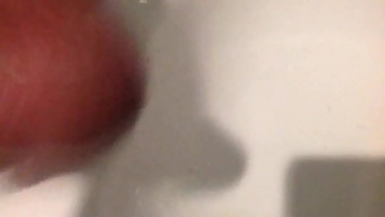 Sacando mi crema en el ba&ntilde;o 2