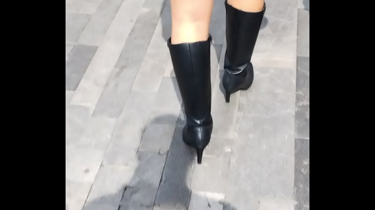 Madura con botas de tacon en la calle