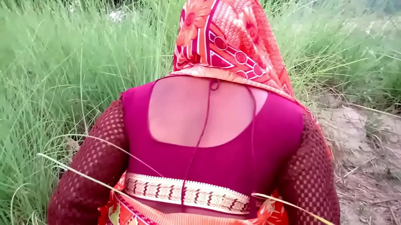 भाई की बीबी को खेत मे चोदा