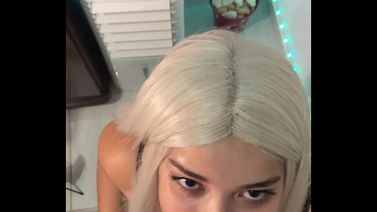 A Bruxa do Prazer: ela engole e masturba o pau grande com olhar de sedu&ccedil;&atilde;o