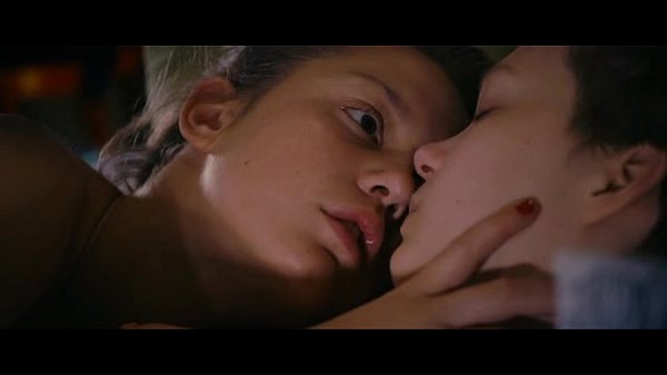 Ad&egrave;le Exarchopoulos nude in La vide d'Ad&egrave;le part6
