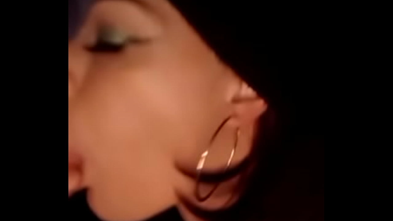 Crossdresser fazendo boquete em varios machos na pra&ccedil;a da putaria