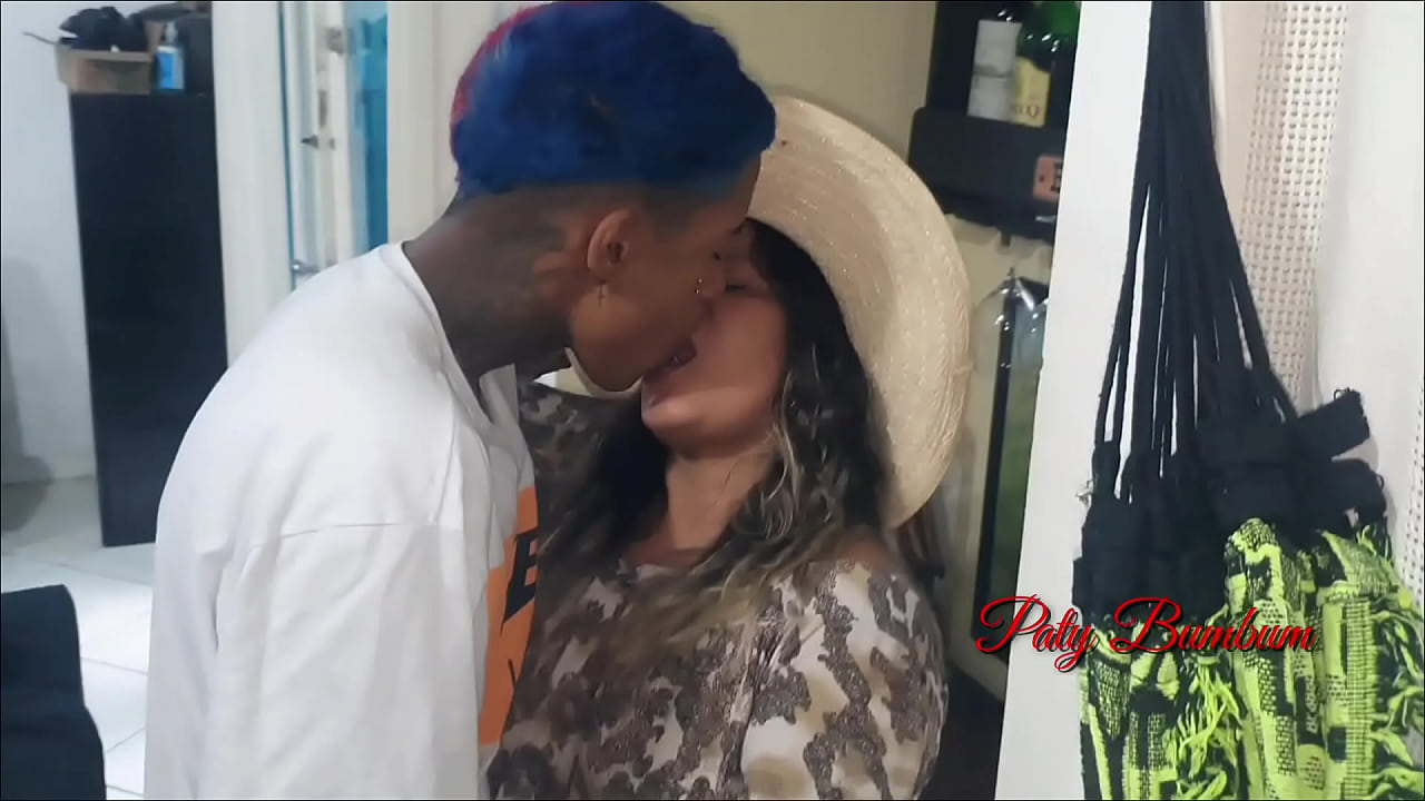 Esperou o corno ir trabalhar para pegar o sobrinho