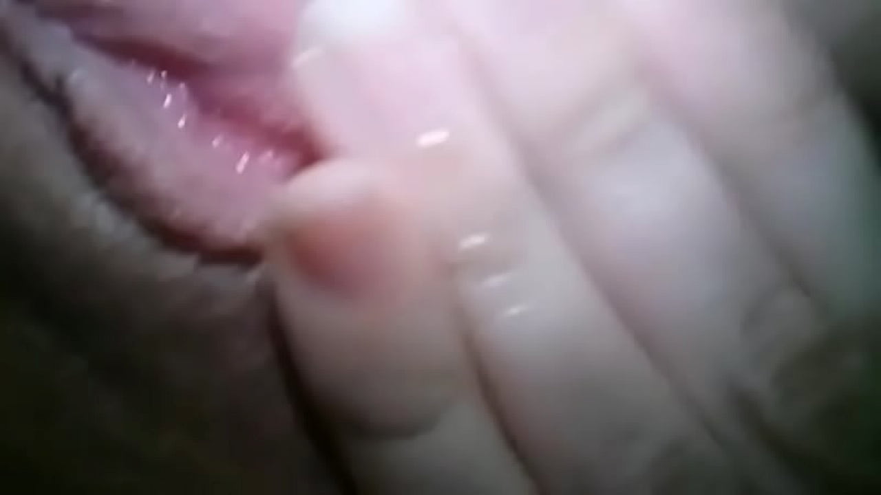 Gostosa tocando uma siririca deliciosa