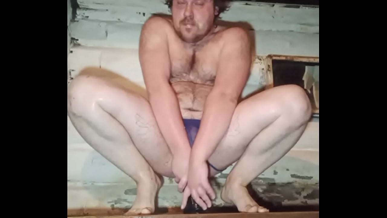 Гей трахнул обе свои грязные дырки ОГРОМНЫМ членом!