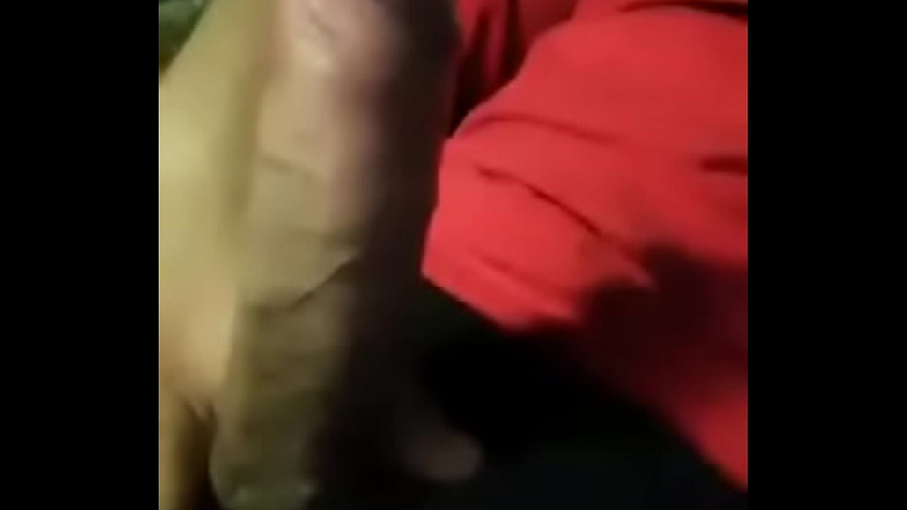 Mlad&yacute; kluk s P&eacute;rem v ruce