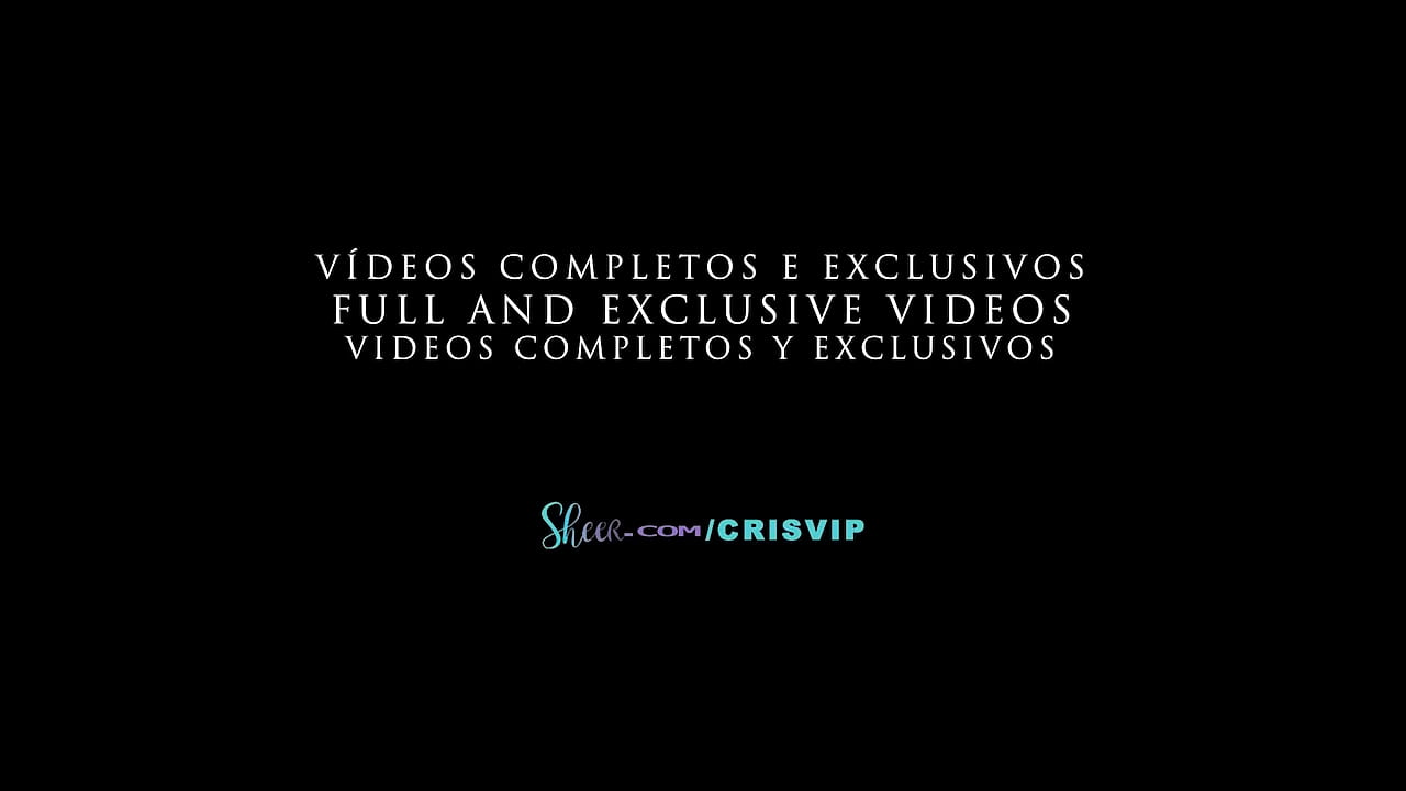 Casada Safada com o marido corno fazendo boquete para desconhecidos dentro do cinema.