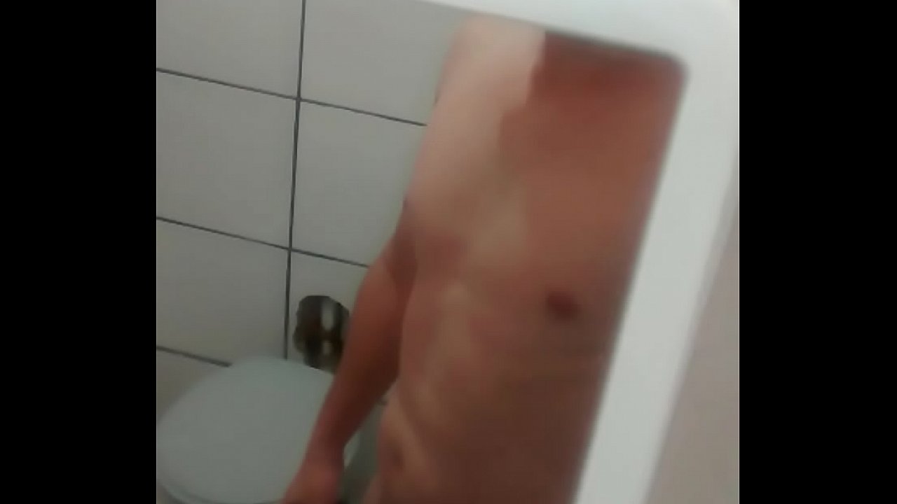 Gozando gostoso na punheta