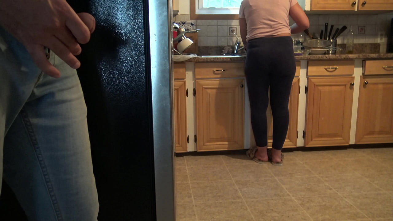 Turkish amateur stepmom gets a big cumshot from her stepson in the kitchen
