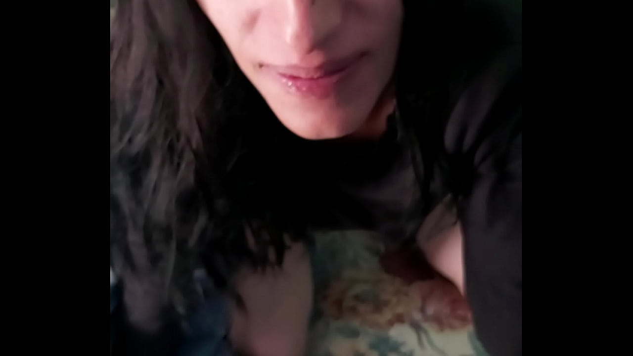 Mi esposa usando su rica lengua para que se le antoje a su amigo y se la lleve al hotel a coger