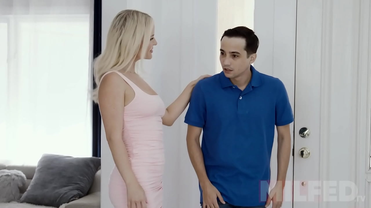 Stiefmutter mit gro&szlig;em Arsch verf&uuml;hrt ihren Schwiegersohn &mdash; MILFED