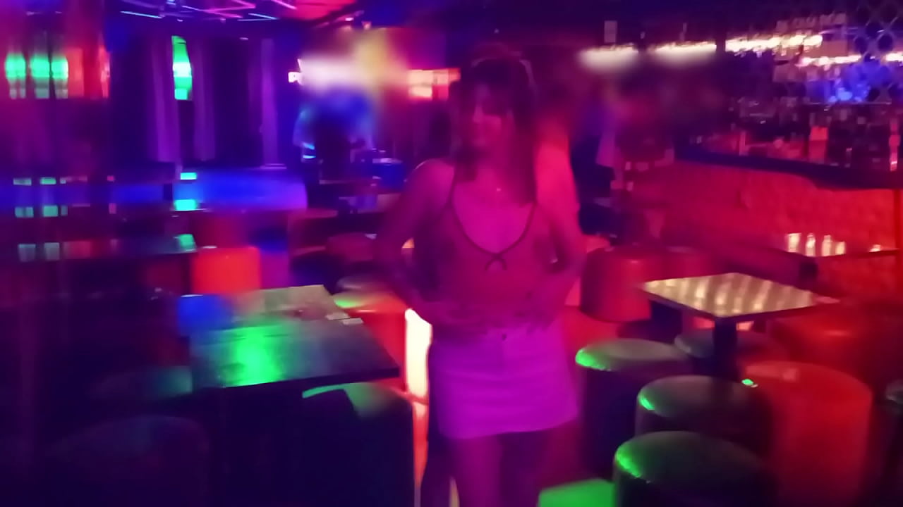 Filmo a mi esposa masturbando a un amigo en un bar
