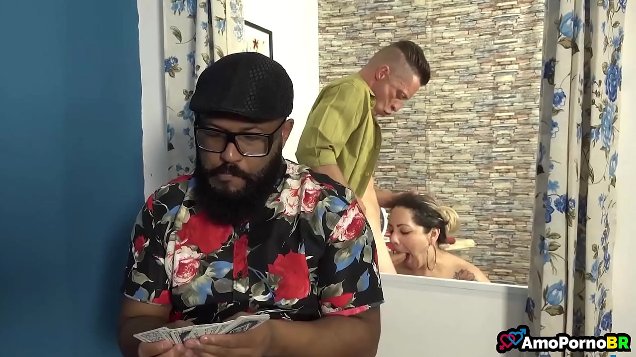 Esposa do amigo &eacute; muito safada, adora trair o corno, principalmente quando o marido recebe os amigos em casa  (Vagninho e Suzie Slut)