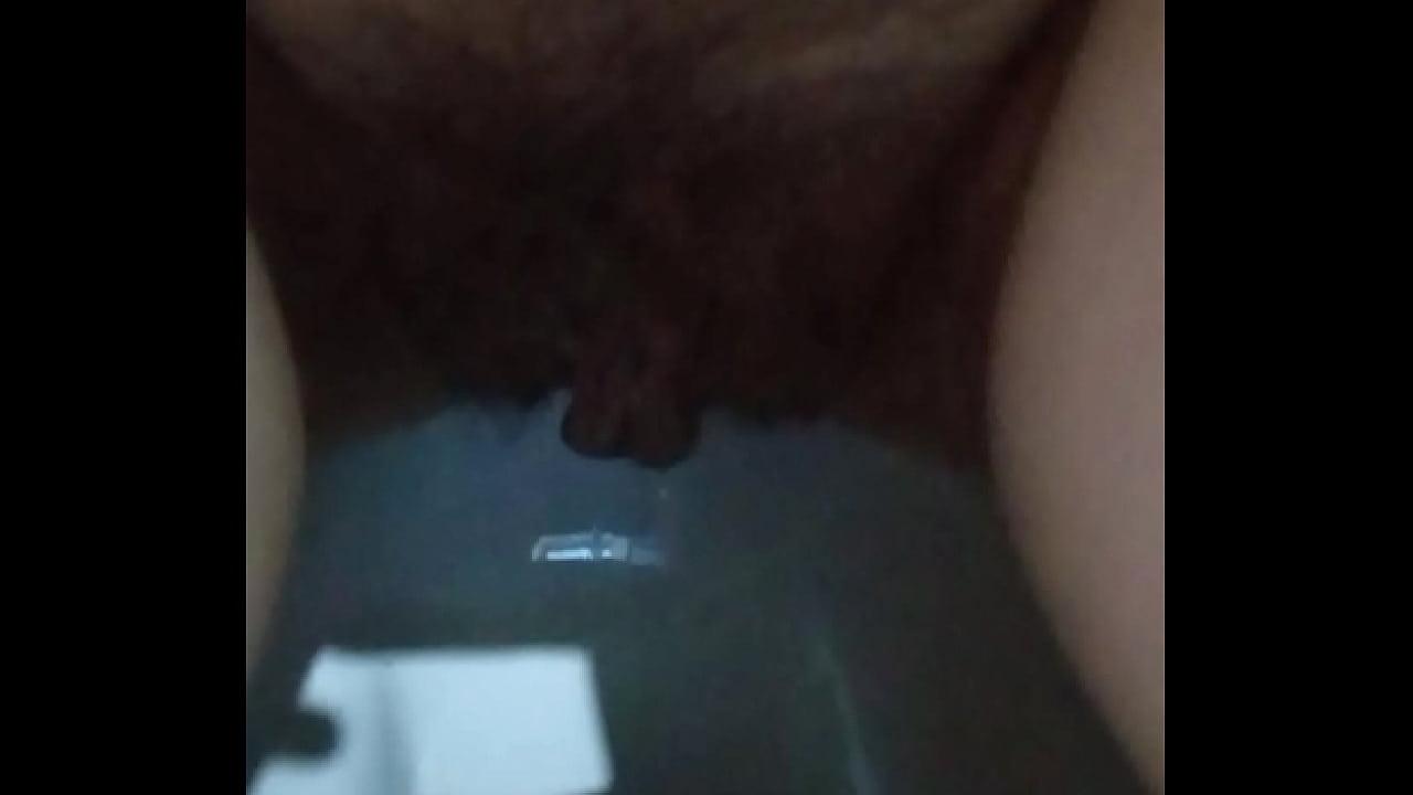 Buco pelossissimo pisciato