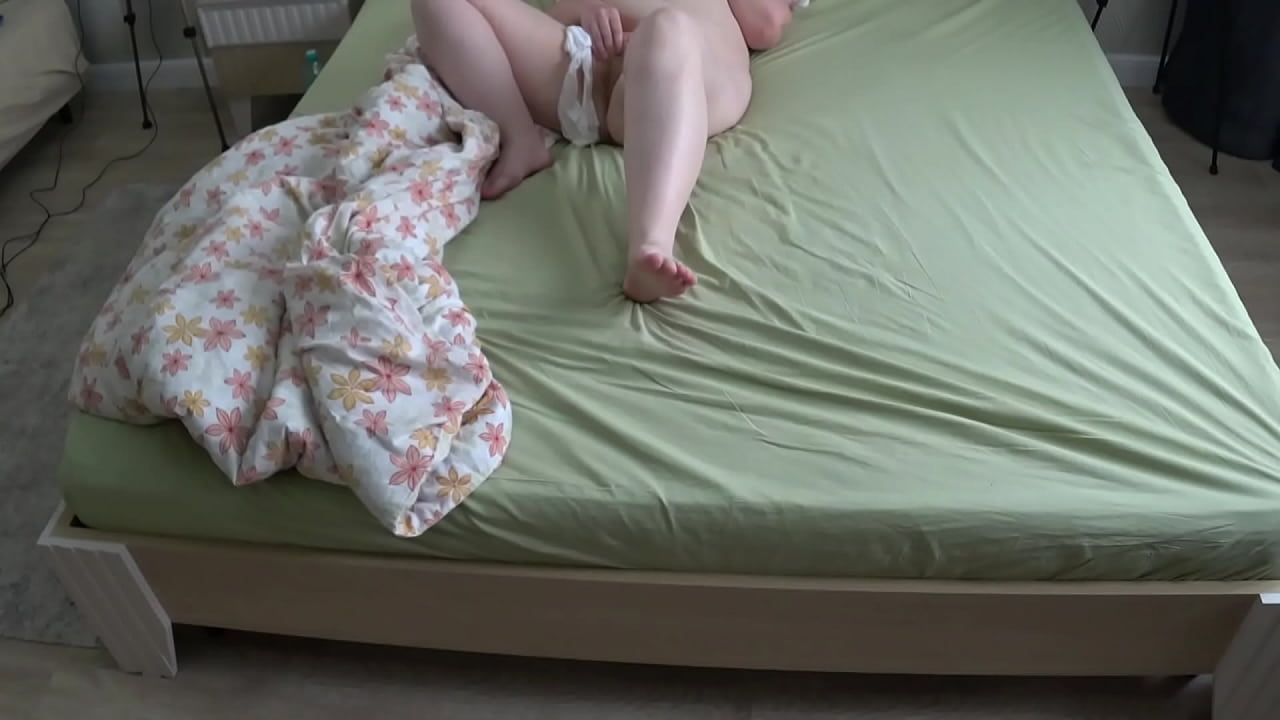 Home camera watches, a chubby wife masturbate and cum in white panties before bed. PAWG.
