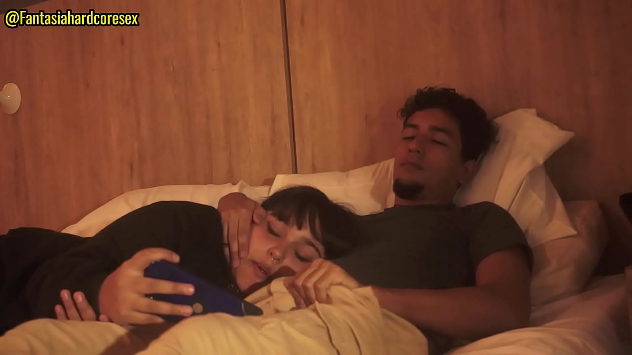 Viendo una serie con mi hermanastro terminamos teniendo sexo antes de que nos vean EPISODIO 1/2