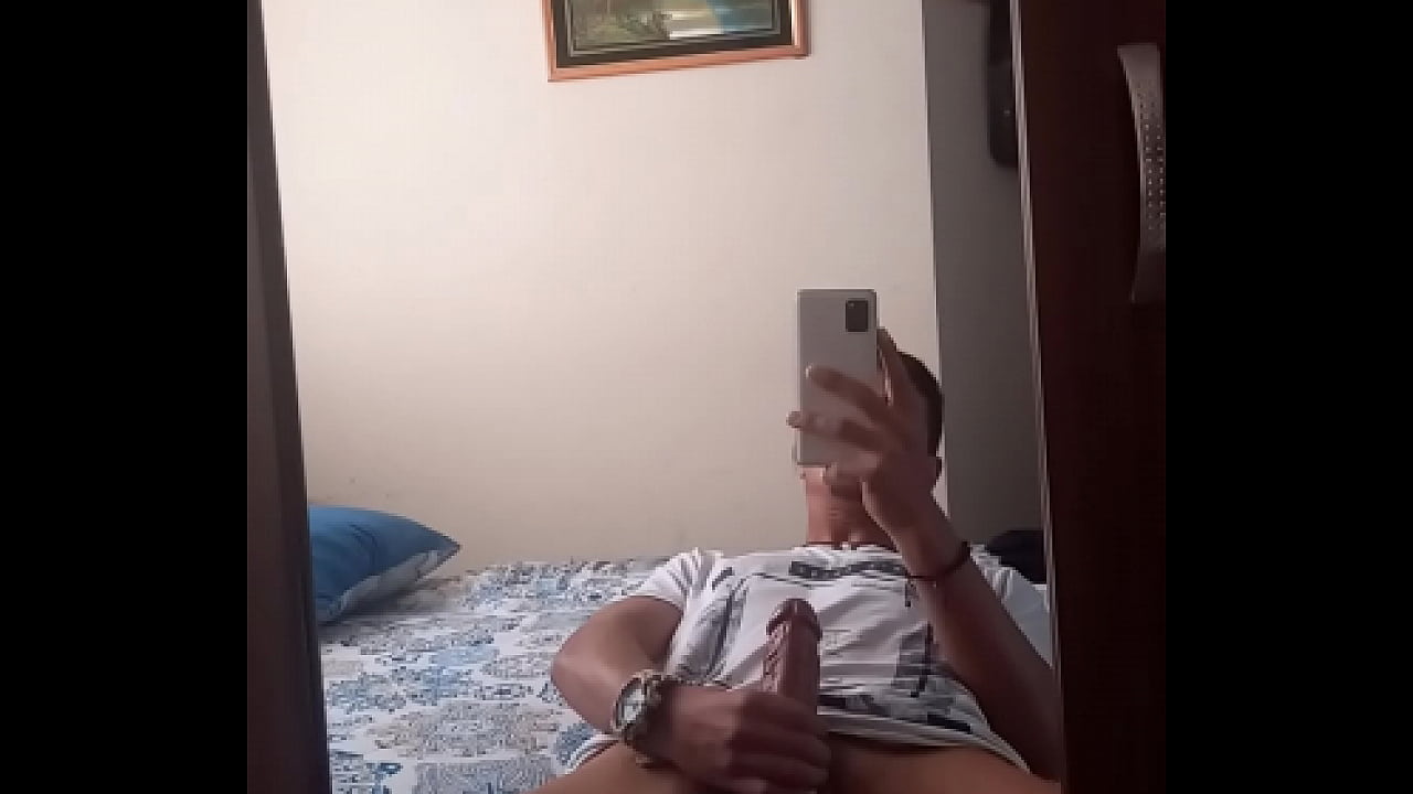 Hombre solo tocandose