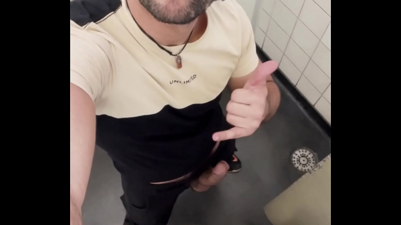 Mamando a rola do pedreiro da obra at&eacute; o macho jorrar leitinho