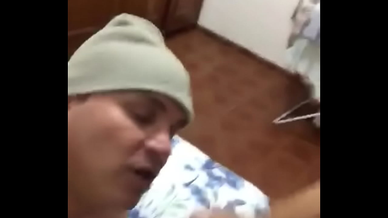 Novinhoodotatto DO XVIDEOS 2 , chupei ele ate gozar,veio de longe n&atilde;o podia perder viagem,ent&atilde;o trabalhei no pau dele gostoso.