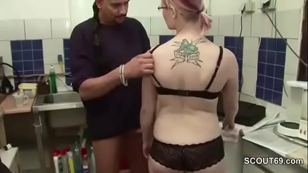 Petite Teen Azubi wird vom Chef auf Arbeit gefickt