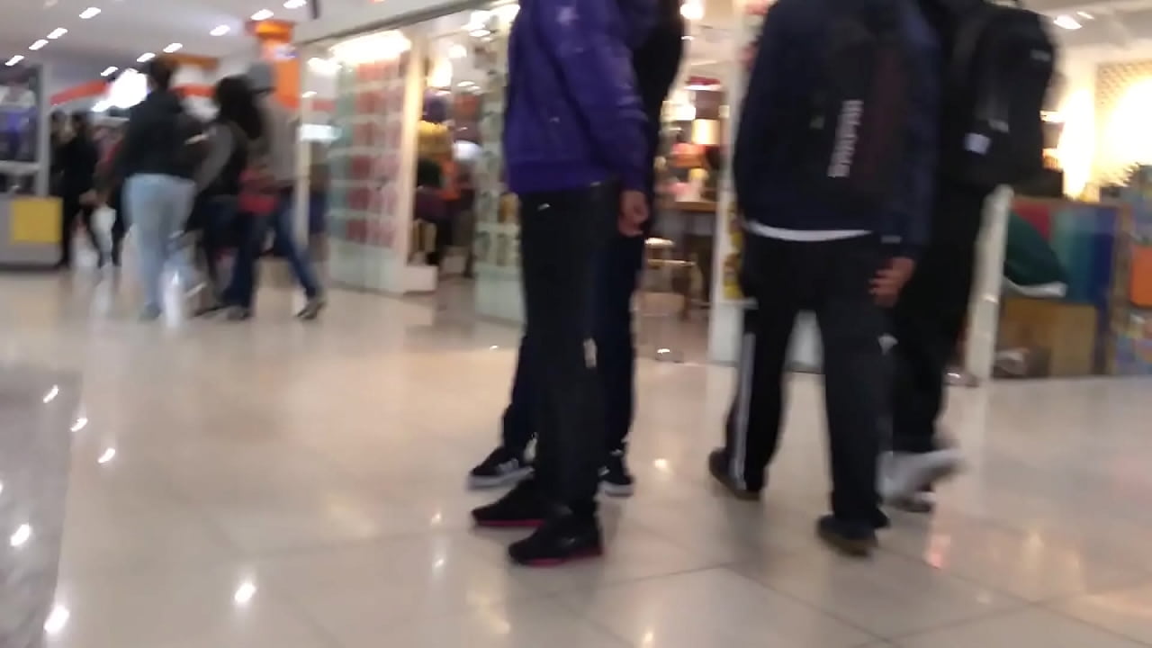 Vendedora de loja de sapato com uma jaqueta de nylon roxa da Planet Girls.