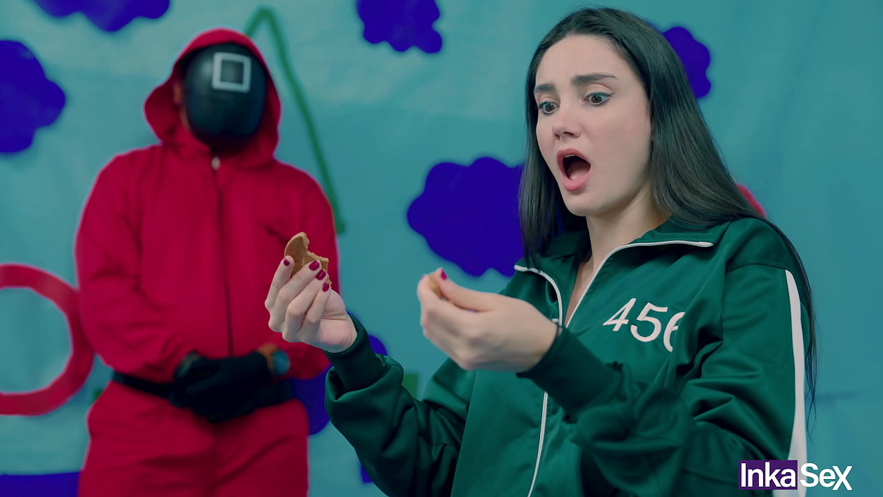 SQUID GAME - Victoria carmargo bsile rompe la galleta en el juego del calamar y es follada por su carnoso y rosado co&ntilde;o.