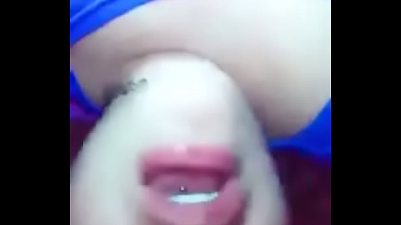 Chichona masturb&aacute;ndose