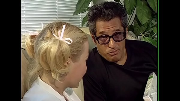 Lo zio si d&agrave; da fare con la nipote