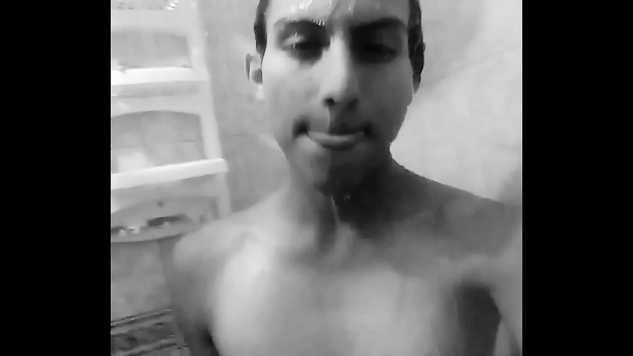 Hombre en la ducha mostr&aacute;ndo su cuerpo con m&uacute;sica de BTS