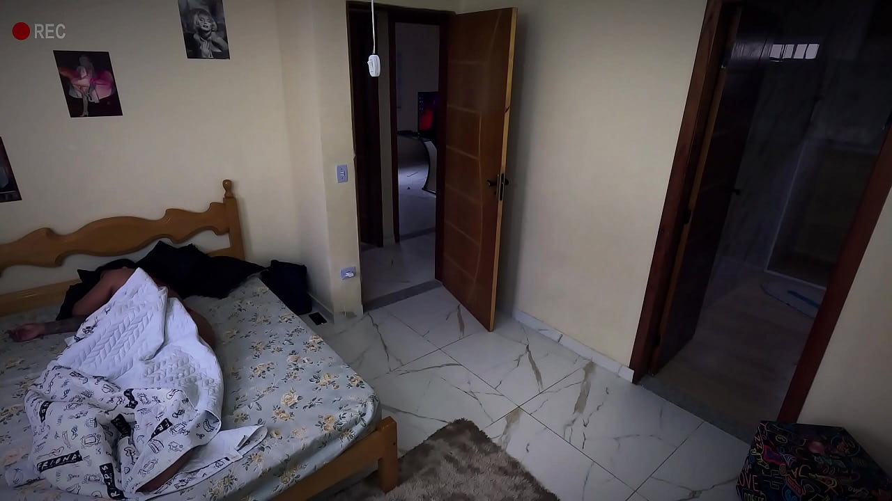 Aluguei o quarto com uma c&acirc;mera escondida n&atilde;o resisti e fodi a safada