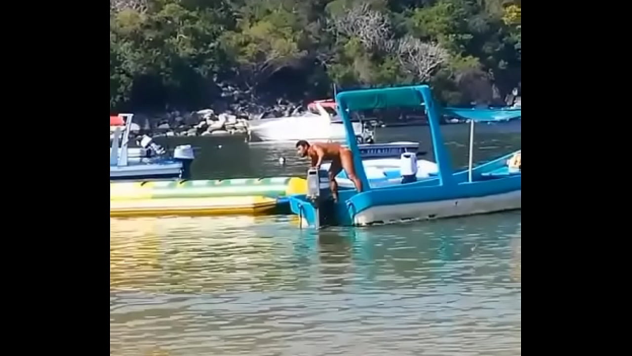Hombre de Acapulco en tanga en la playa