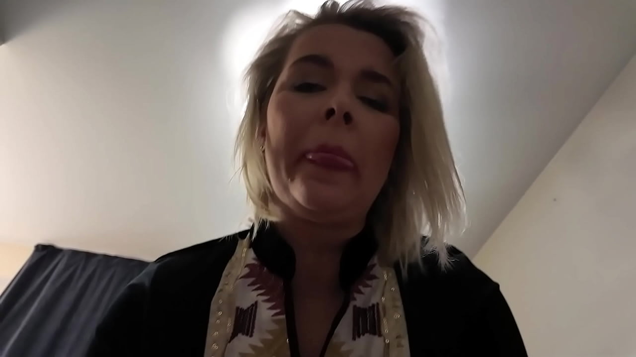 &Uuml;vey Oğluna Cinselliği &Ouml;ğreten Sarışın Kaltak Deneyimlerini Sikişerek Yansıtıyor